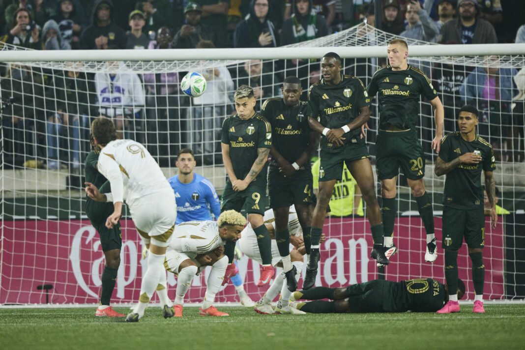 Olivier Giroud (Los Angeles FC) marque son premier but en MLS avec un superbe tir de coup franc !