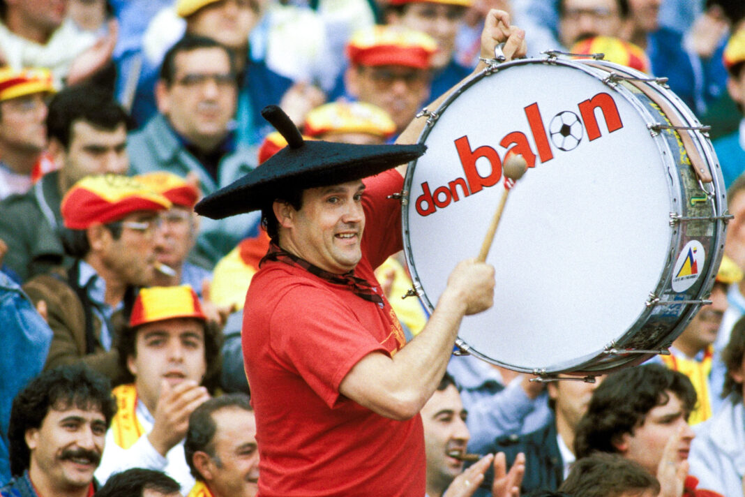 L’Espagne rend hommage à son fan emblématique : Manolo, le maître du tambour