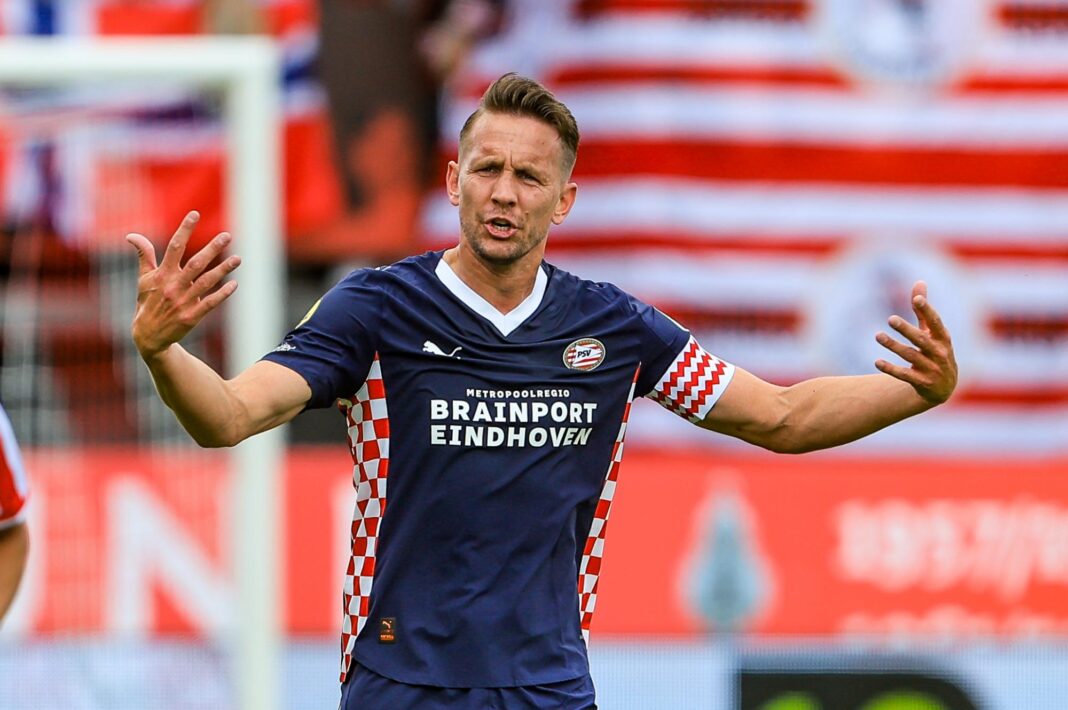 Mercato : Âgé de 34 ans, l’attaquant hollandais Luuk De Jong signe à Porto, le 8e club de sa carrière
