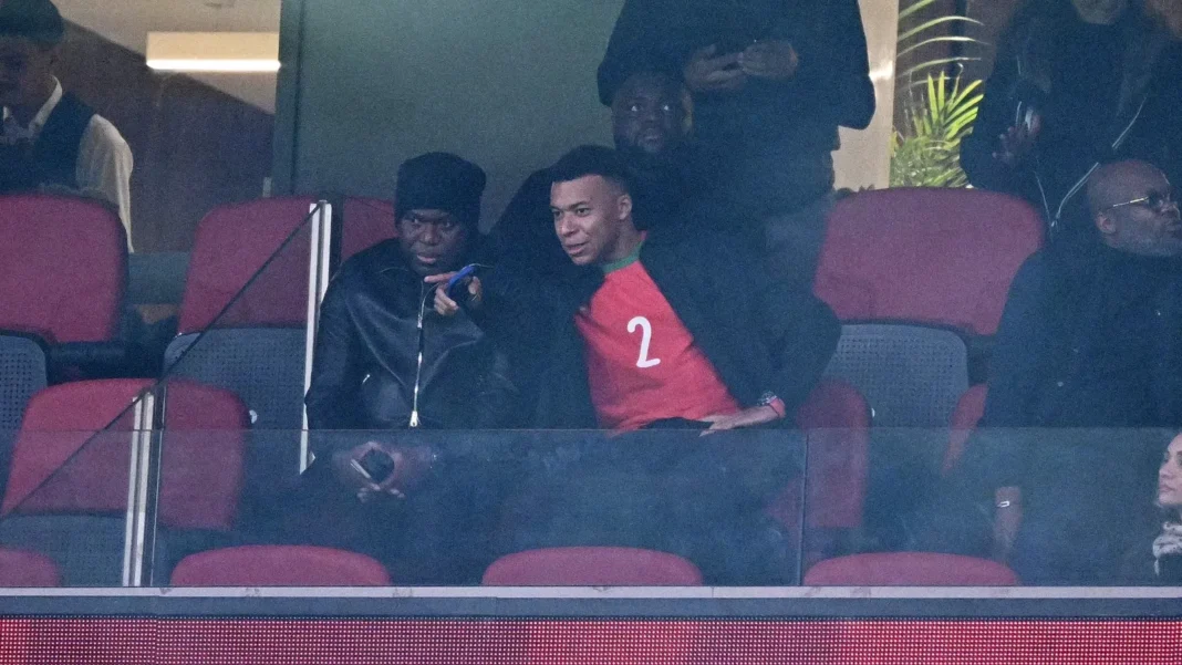 Kylian Mbappé assiste à Maroc-Mali avec le maillot d’Hakimi