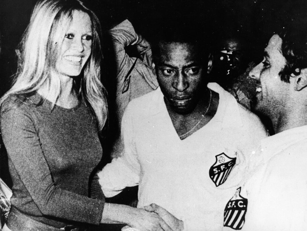 Décès de Brigitte Bardot : le jour où l’actrice française rencontrait le roi Pelé à Colombes